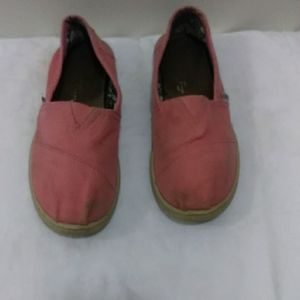 Youth Toms pink shoes